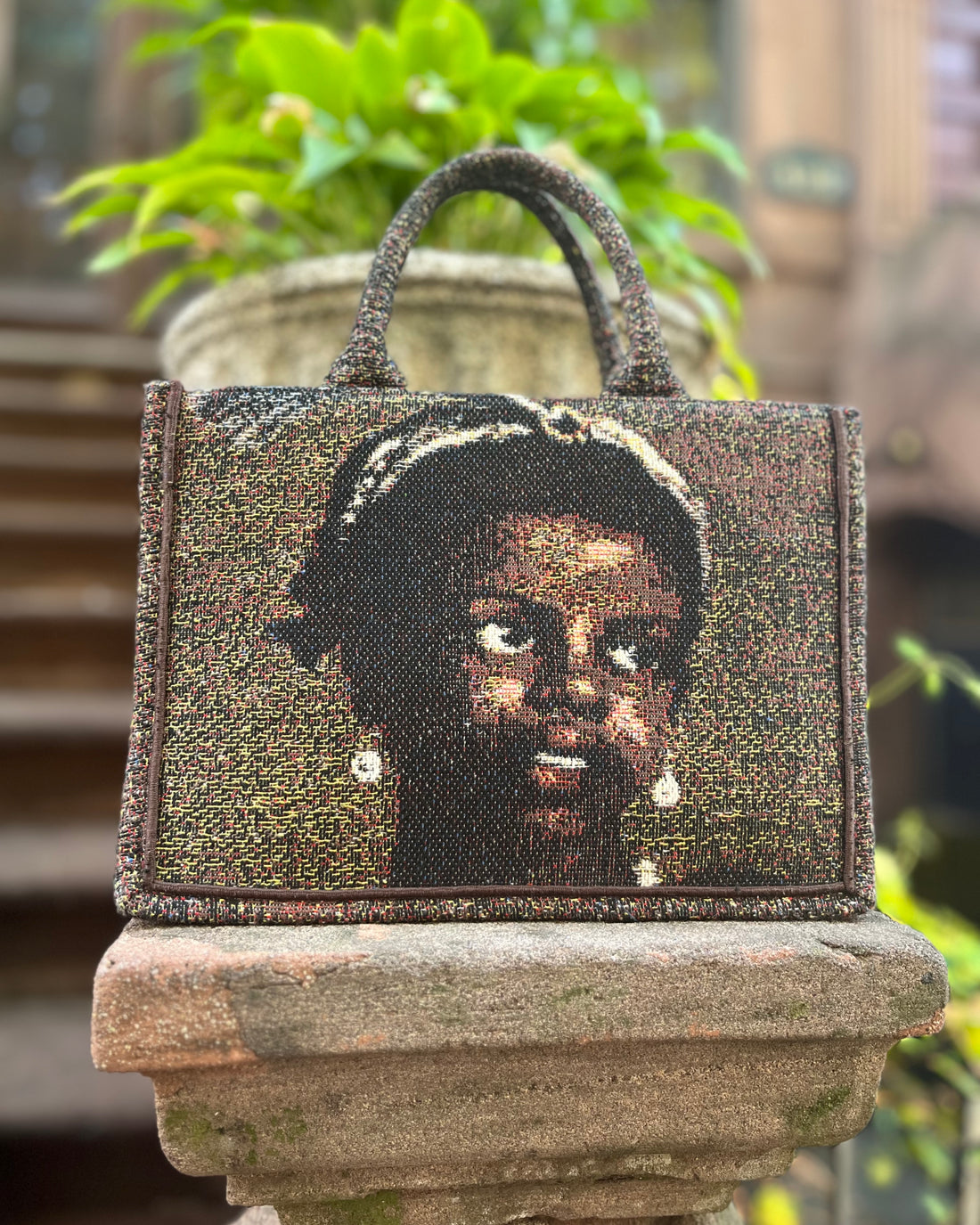 BUST OF A WOMAN WITH A PEARL NECKLACE PURSE